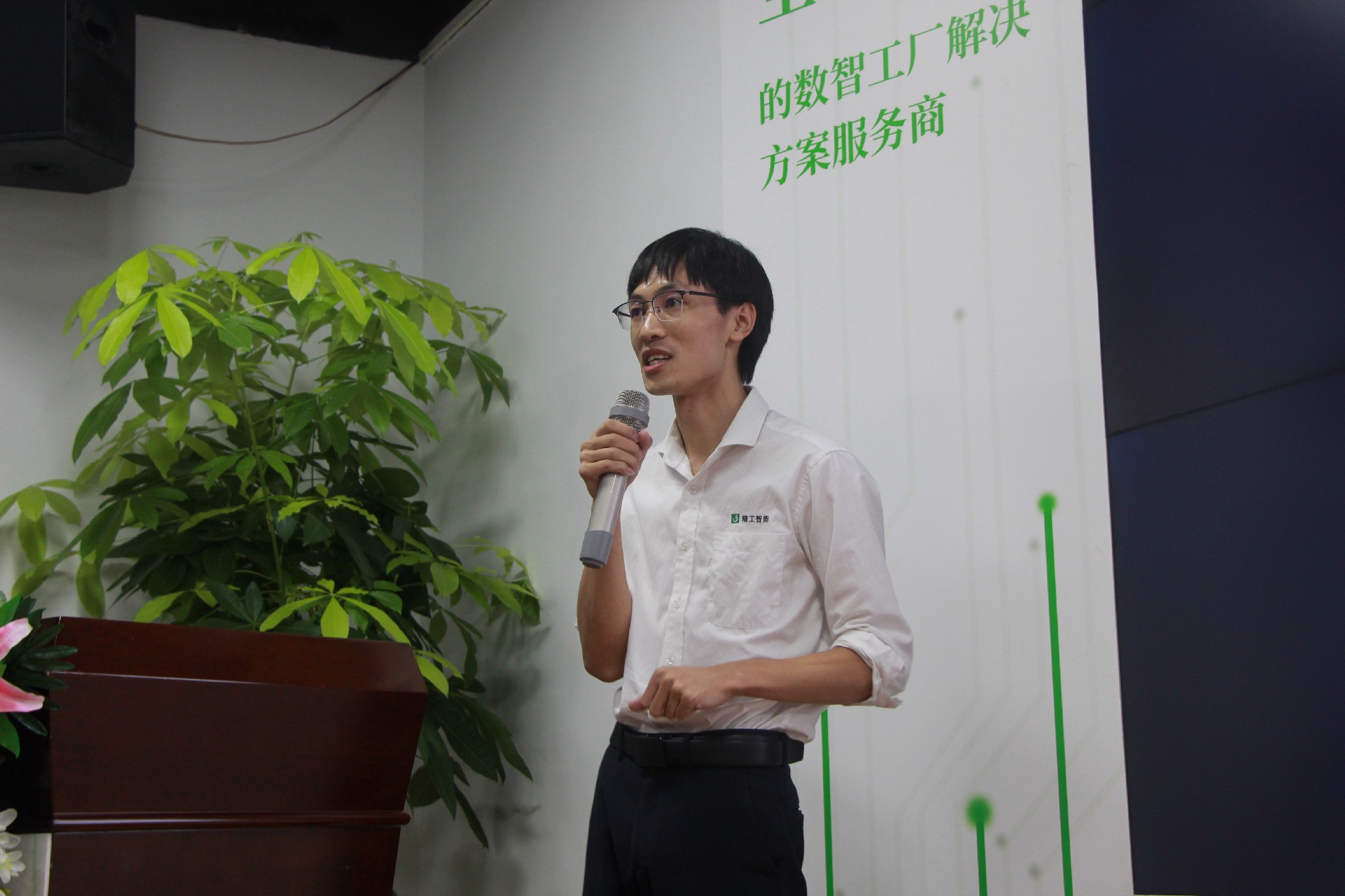 成员上台发言5.JPG